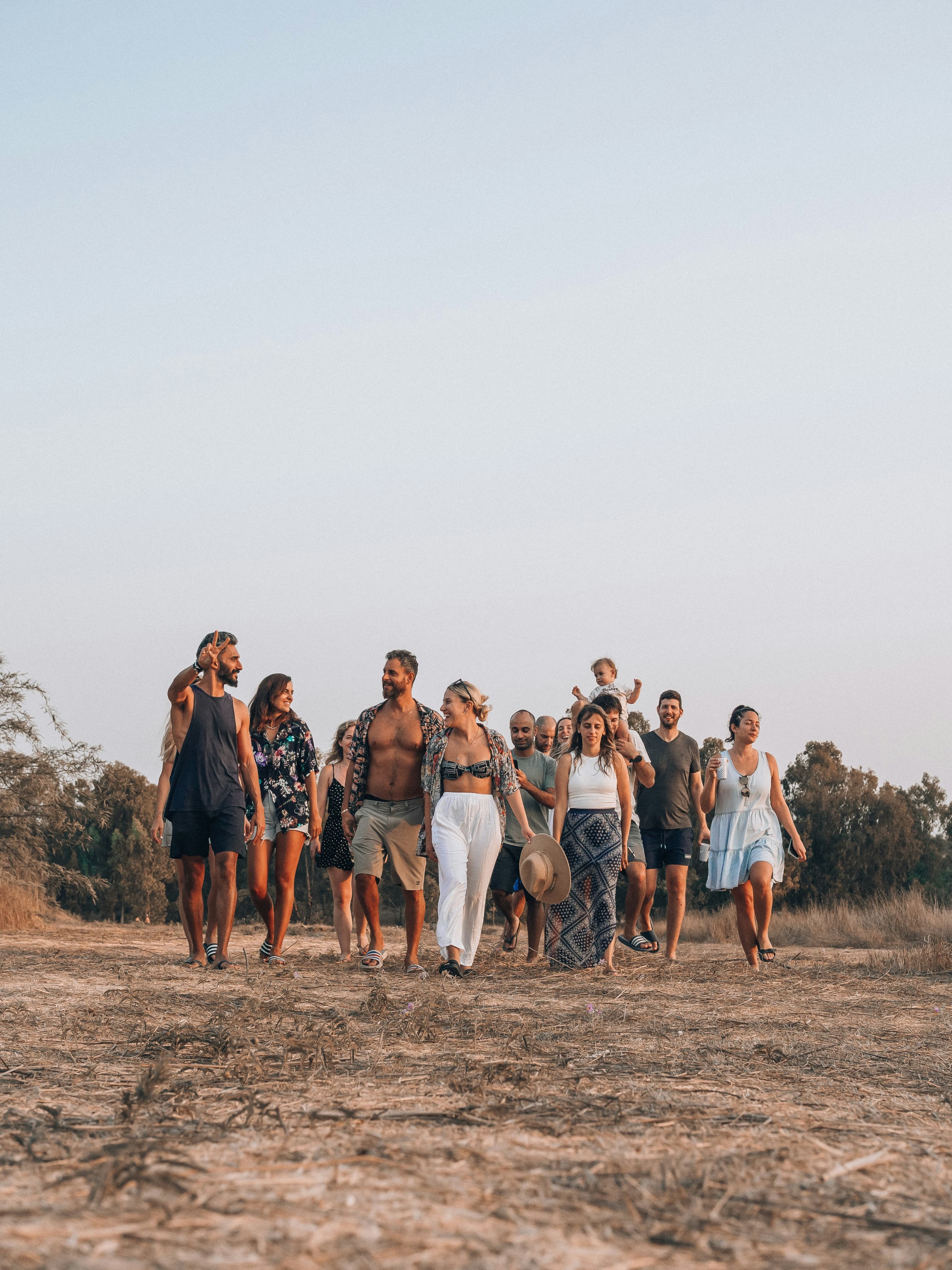Grupo de viajeros caminando juntos