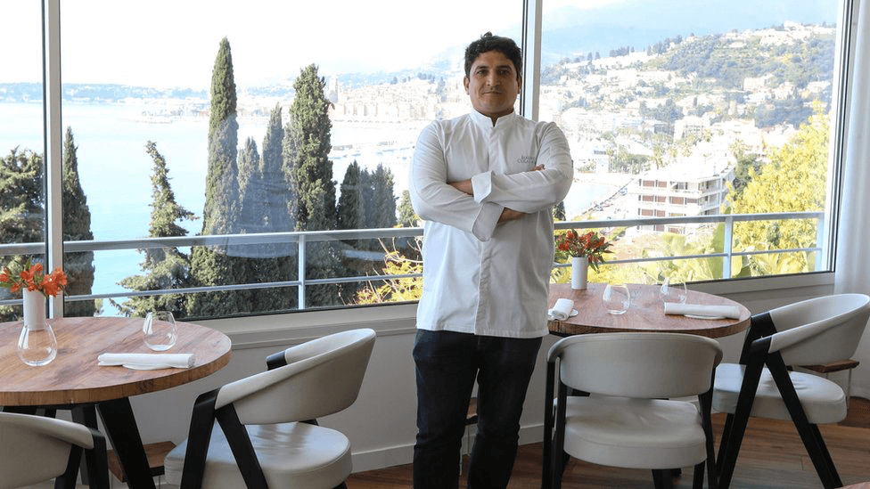 Chef en un restaurante con vista al mar