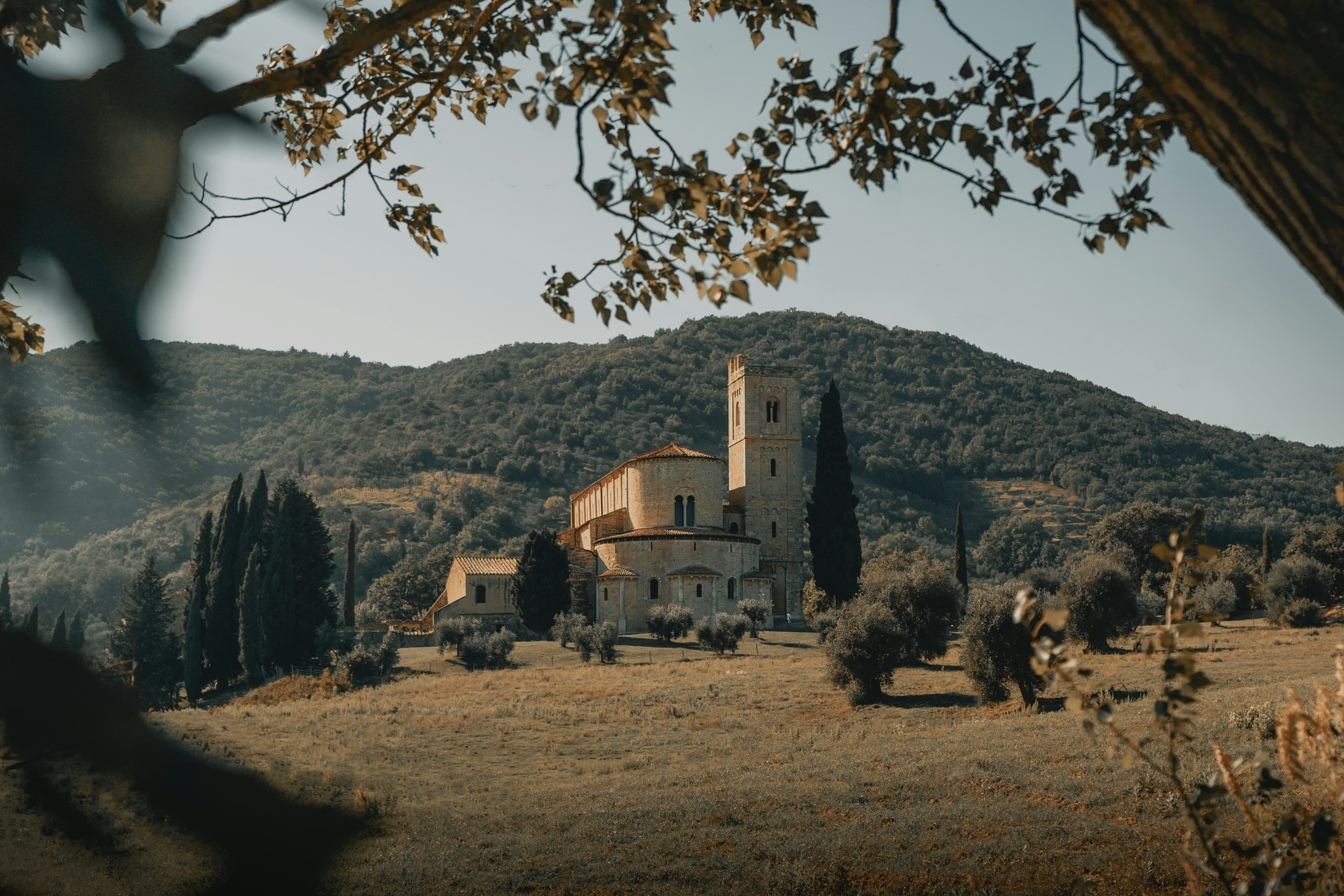 Iglesia histórica en una colina