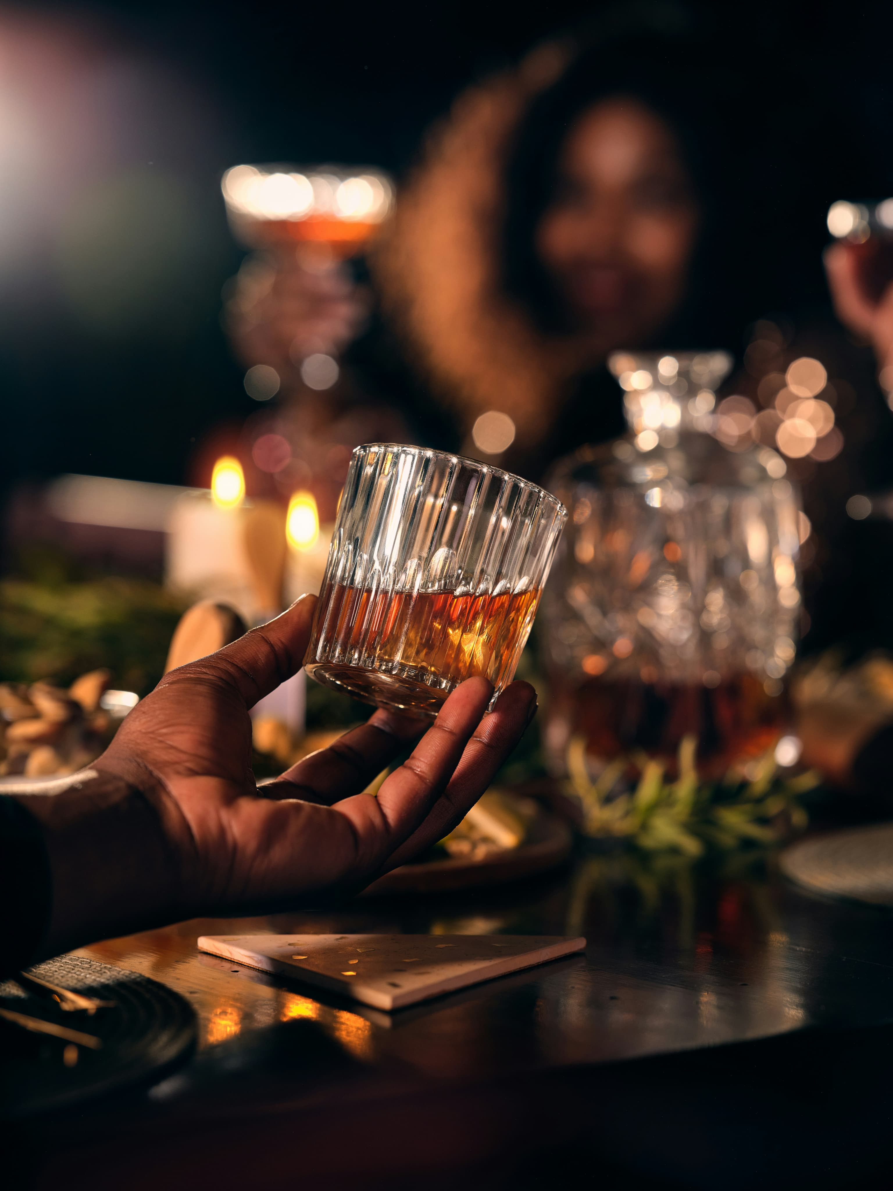 Copa de whisky en un bar