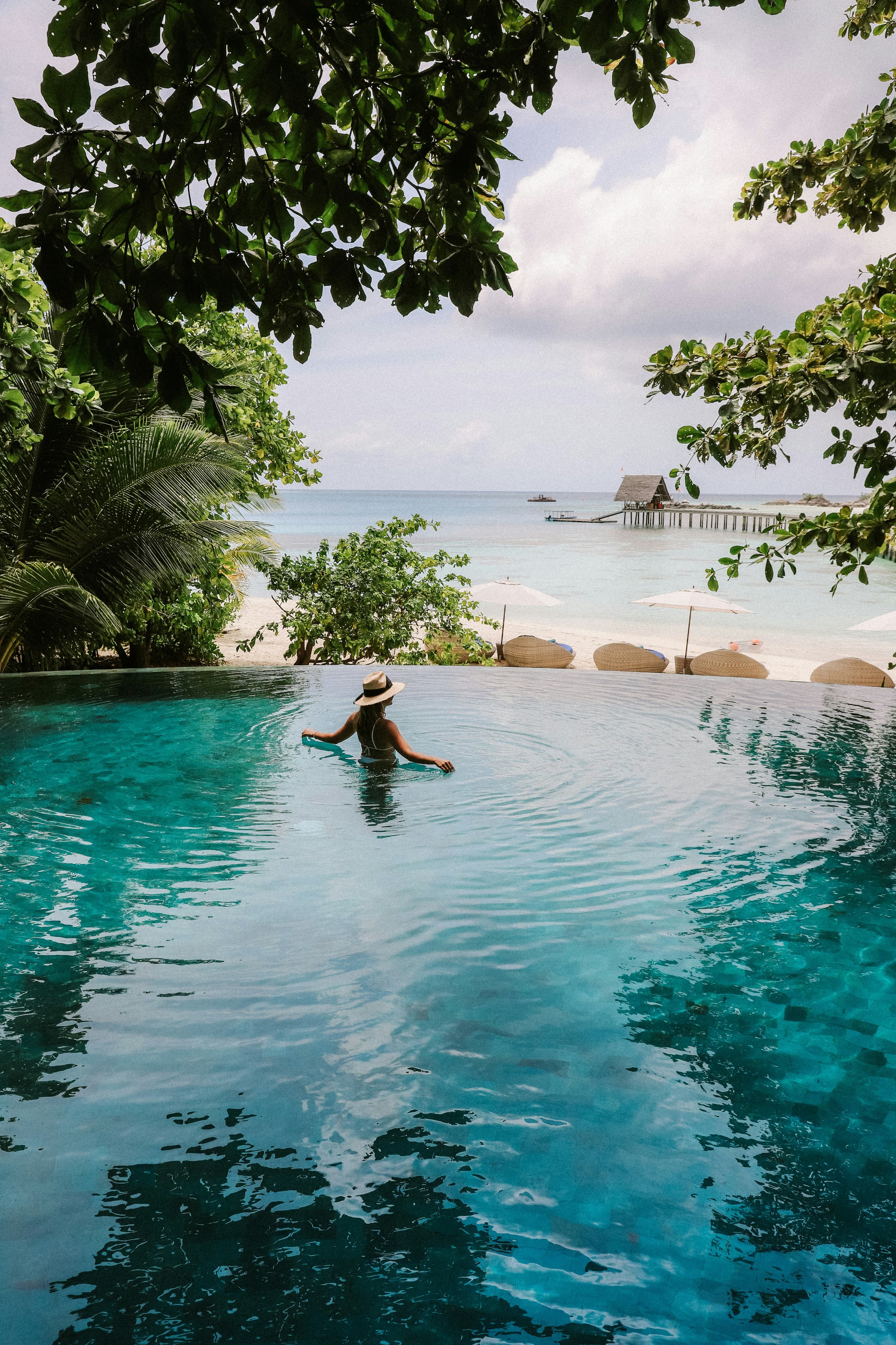 Piscina con vista al mar