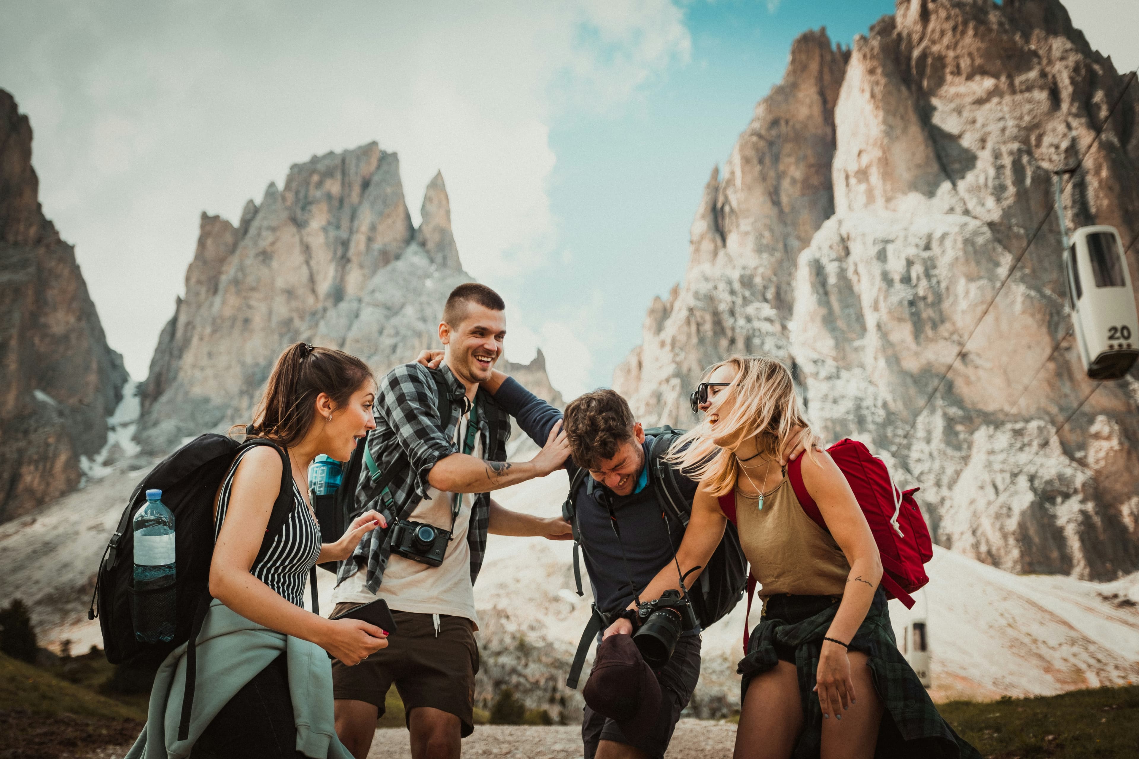 Grupo de viajeros explorando montañas