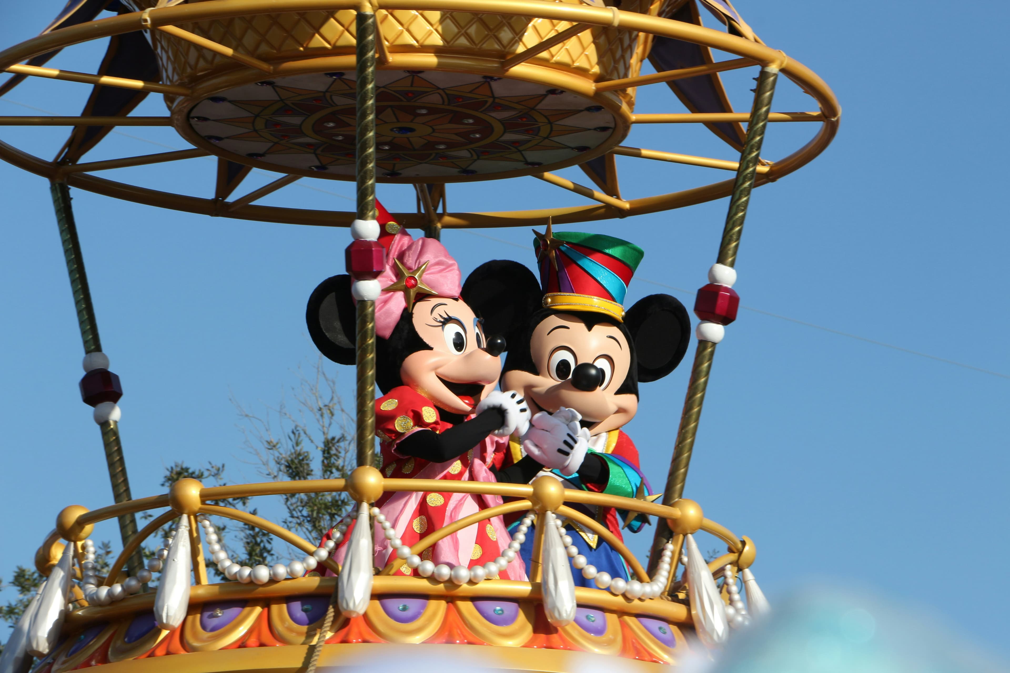 Mickey y Minnie Mouse en desfile de Disney