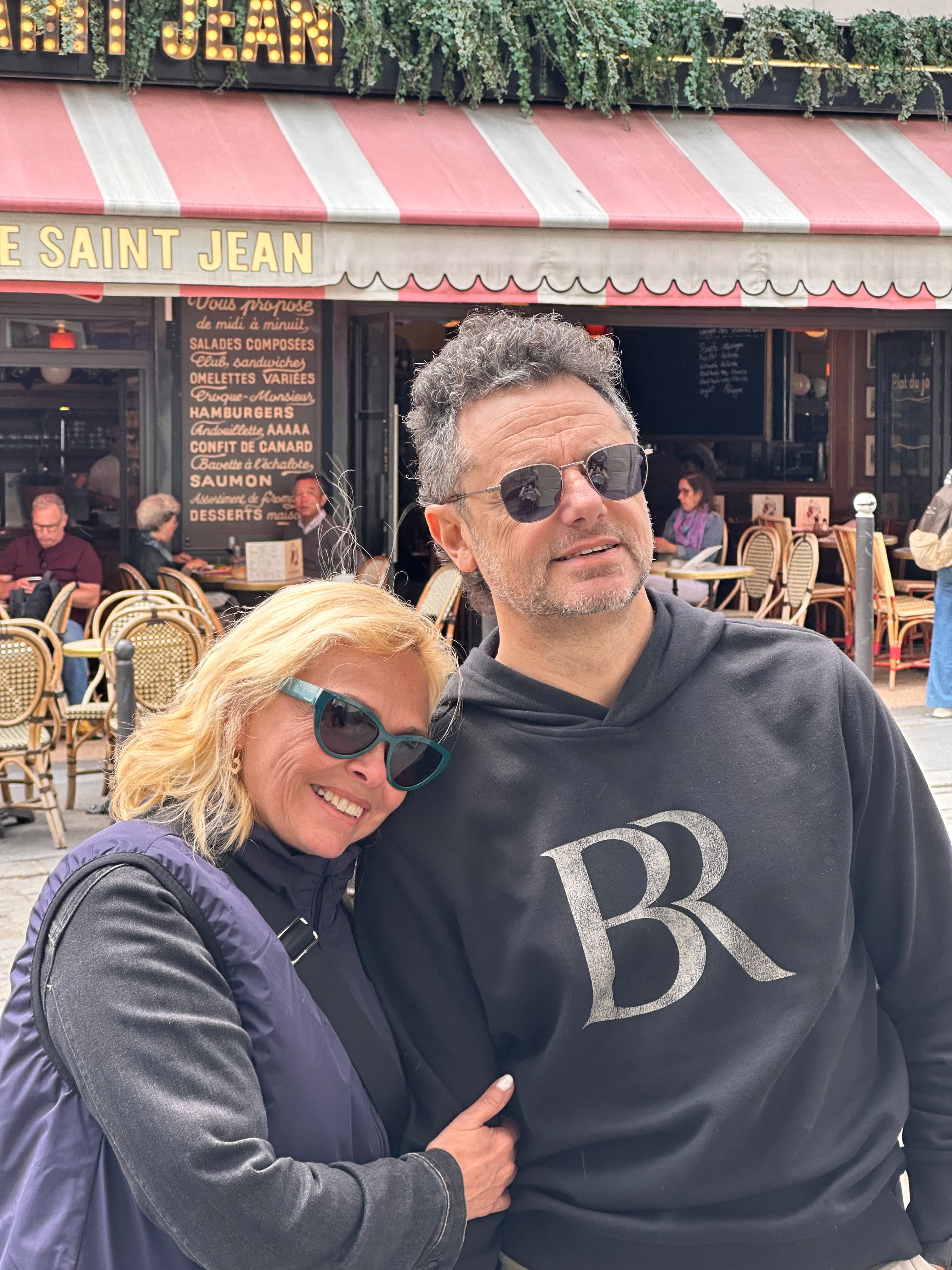 Jackie Maubré en un café parisino
