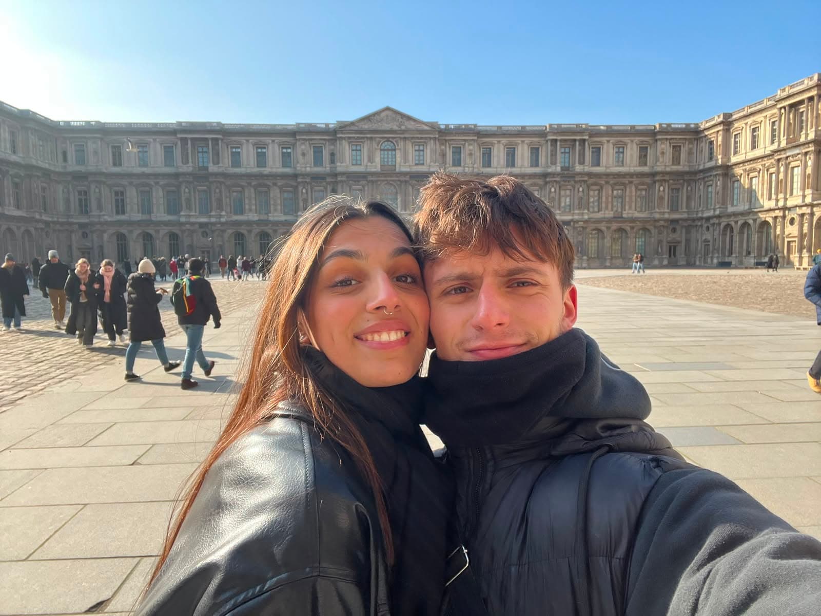 Tom Tamagnol frente al Louvre en París
