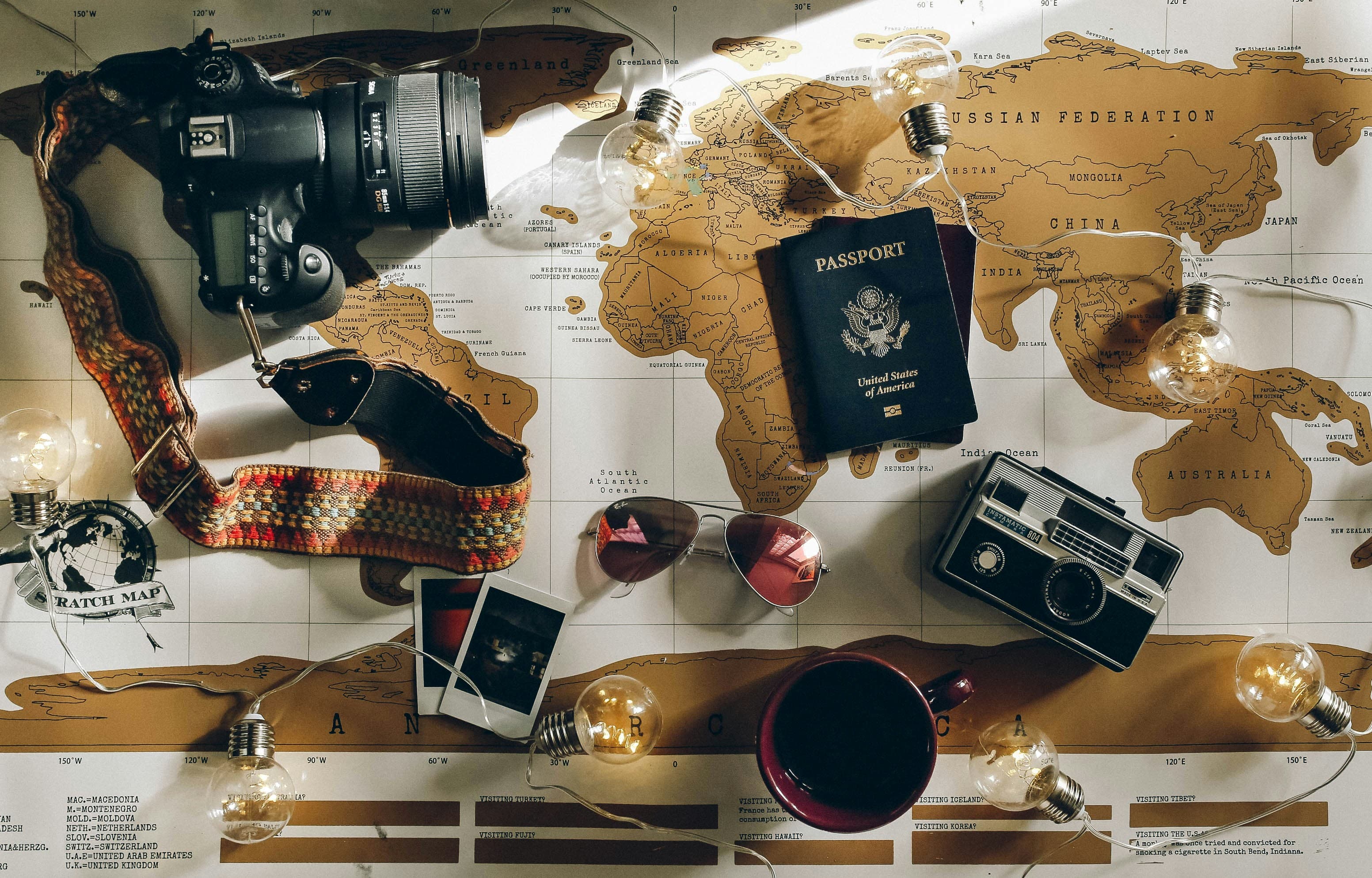 Mapa, pasaporte y accesorios de viaje