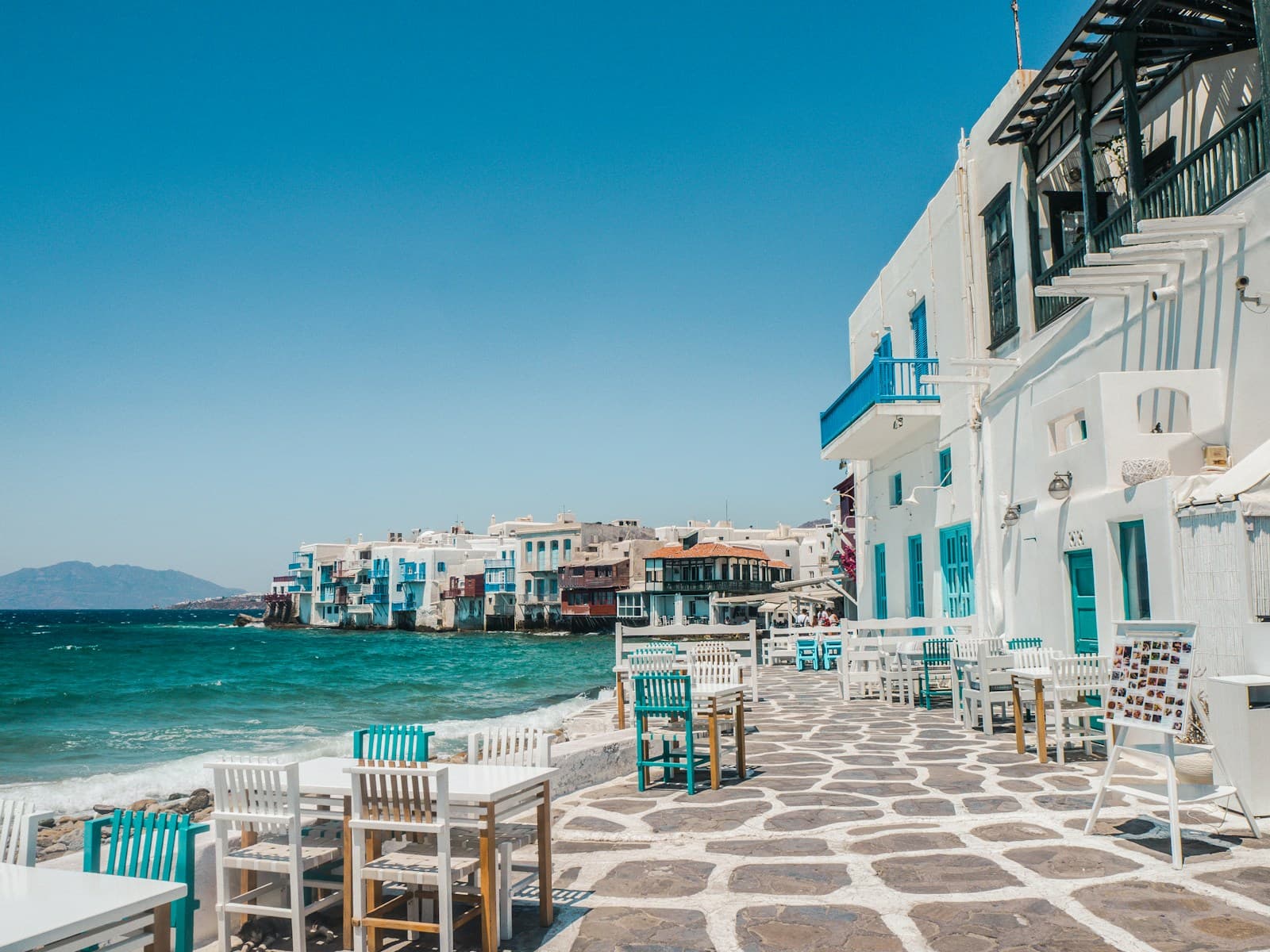 Terrazas sobre el agua en Little Venice, Mykonos