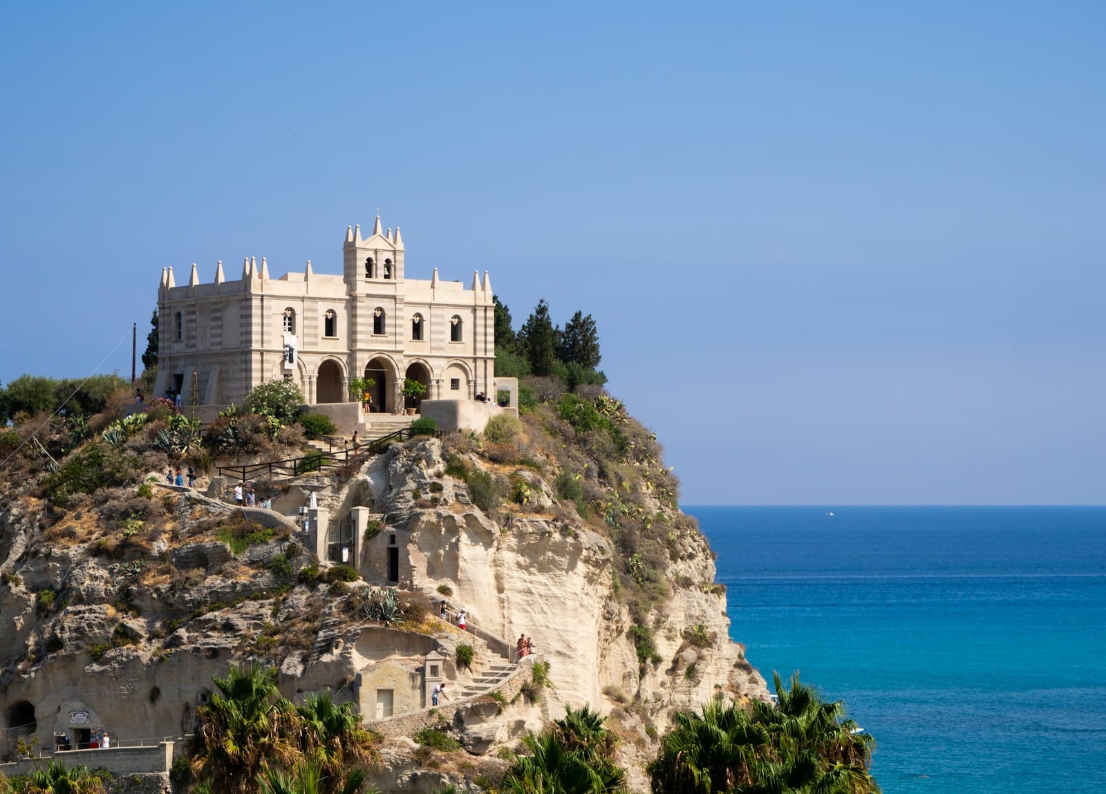 El santuario de Santa Maria dell'Isola sobre el acantilado de Tropea