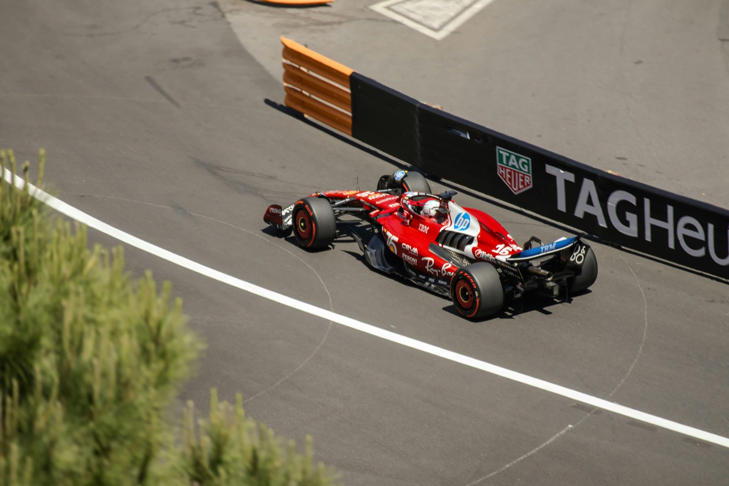 Auto de Fórmula 1 en pista