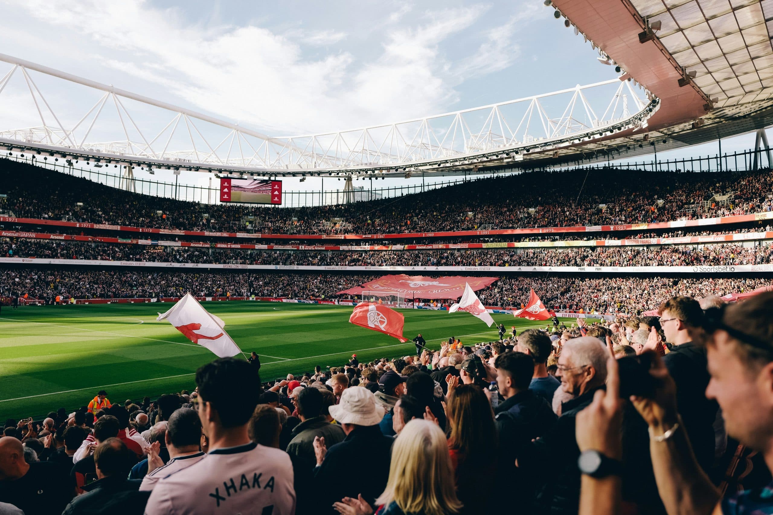 Estadio de fútbol lleno de hinchas