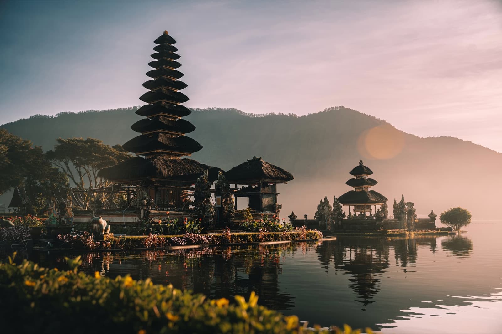 Templo junto a un lago al atardecer en el sudeste asiático